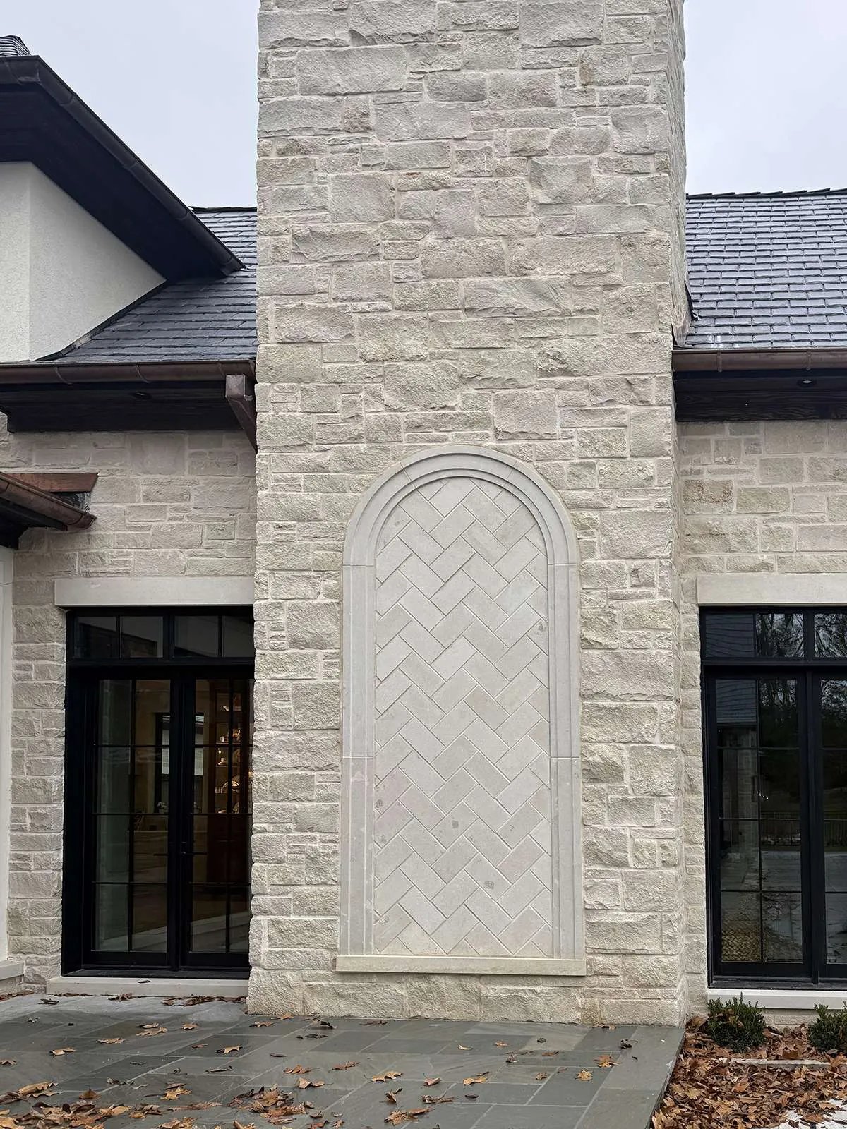 Blanco chopped stone material for outdoor fireplaces